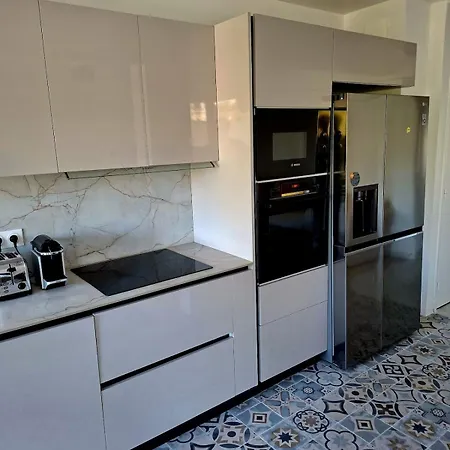 Elegant And Comfortable 3 Room, & Transport Within Walking Distance 公寓