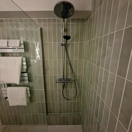 Elegant And Comfortable 3 Room, & Transport Within Walking Distance 公寓