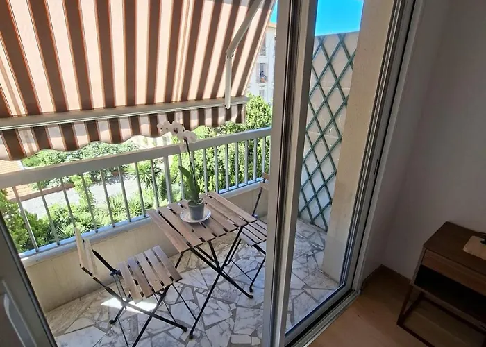 Elegant And Comfortable 3 Room, & Transport Within Walking Distance 니스