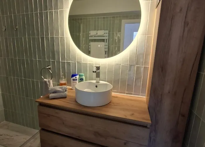 Elegant And Comfortable 3 Room, & Transport Within Walking Distance *