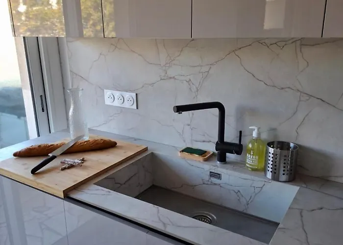 Lägenhet Elegant And Comfortable 3 Room, & Transport Within Walking Distance Nice