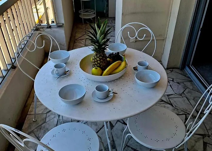 Elegant And Comfortable 3 Room, & Transport Within Walking Distance 尼斯